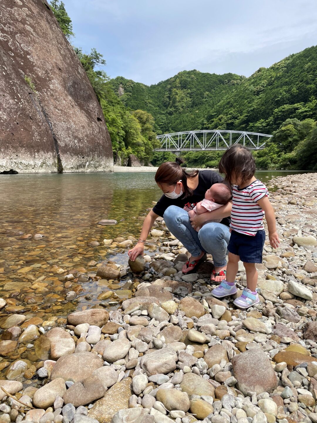 家族で川遊び